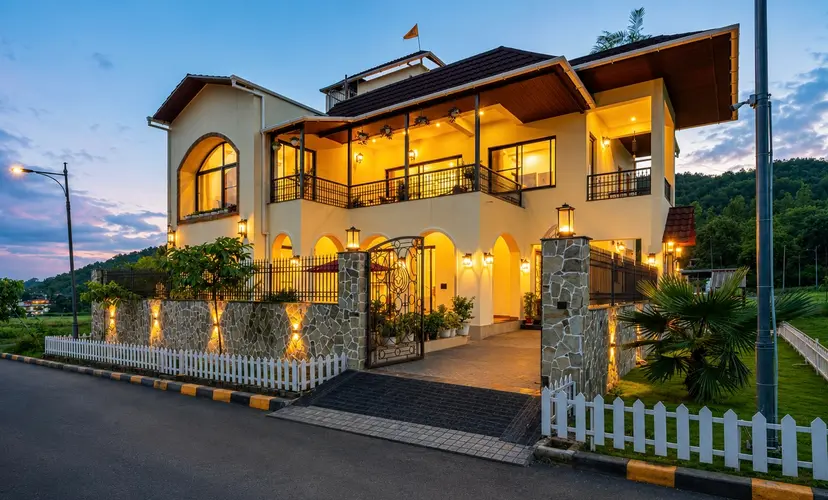 Luxury Villas & Builder Floors